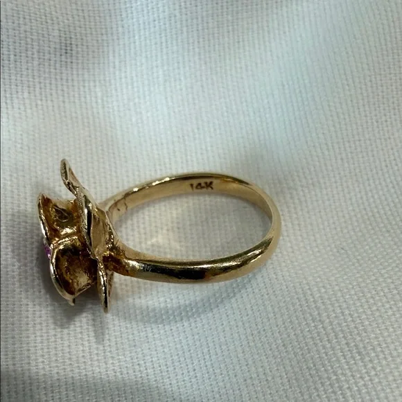 Solid 14K Gold Rare Vintage Floral 3 gram Ring with Genuine Ruby Stone. Size 3